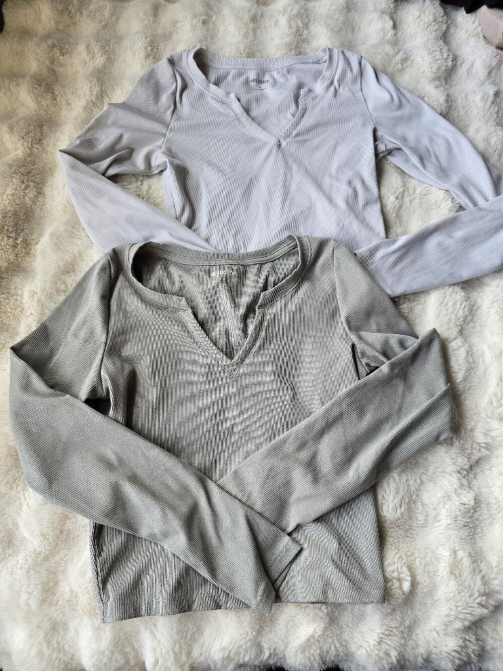 Hollister Ribbed V-Neck Long Sleeve Shirt- White & Gray